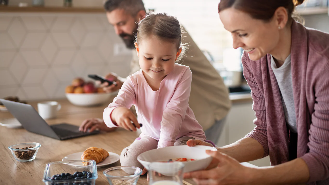 Familia tomando un saludable desayunando que contiene probioticos bacillus-coagulans